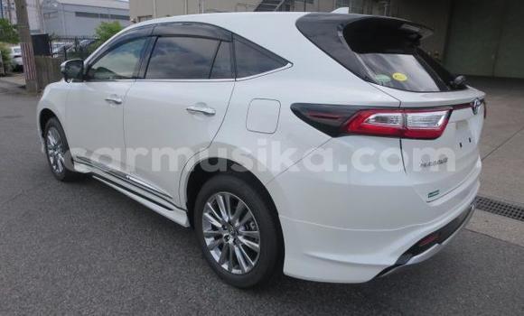 Acheter Import Voiture Toyota Harrier Blanc à Beitbridge, Matabeleland South Acheter Import Voiture Toyota Harrier Blanc à Beitbridge, Matabeleland South