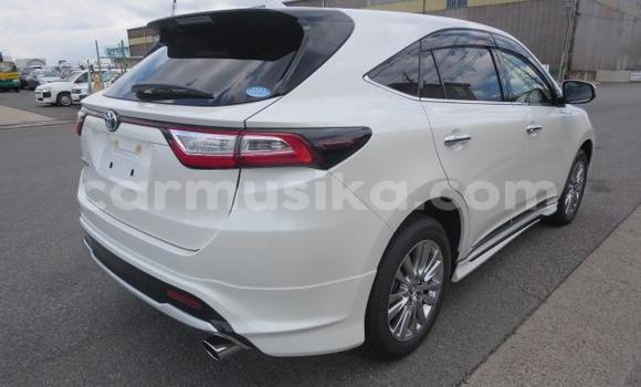 Acheter Import Voiture Toyota Harrier Blanc à Beitbridge, Matabeleland South Acheter Import Voiture Toyota Harrier Blanc à Beitbridge, Matabeleland South