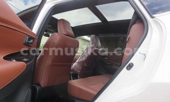Acheter Import Voiture Toyota Harrier Blanc à Beitbridge, Matabeleland South Acheter Import Voiture Toyota Harrier Blanc à Beitbridge, Matabeleland South
