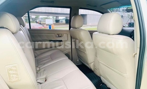 Acheter Occasion Voiture Toyota Fortuner Gris à Beitbridge, Matabeleland South Acheter Occasion Voiture Toyota Fortuner Gris à Beitbridge, Matabeleland South