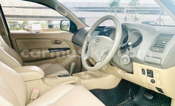 Acheter Occasion Voiture Toyota Fortuner Gris à Beitbridge, Matabeleland South Acheter Occasion Voiture Toyota Fortuner Gris à Beitbridge, Matabeleland South