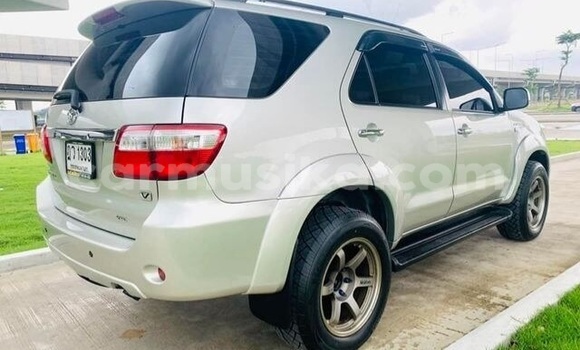 Acheter Occasion Voiture Toyota Fortuner Gris à Beitbridge, Matabeleland South Acheter Occasion Voiture Toyota Fortuner Gris à Beitbridge, Matabeleland South