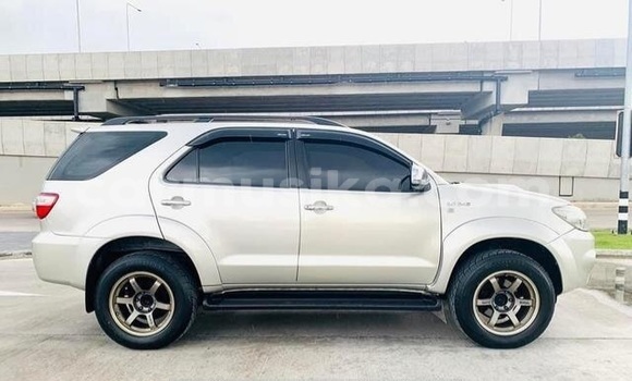 Acheter Occasion Voiture Toyota Fortuner Gris à Beitbridge, Matabeleland South Acheter Occasion Voiture Toyota Fortuner Gris à Beitbridge, Matabeleland South