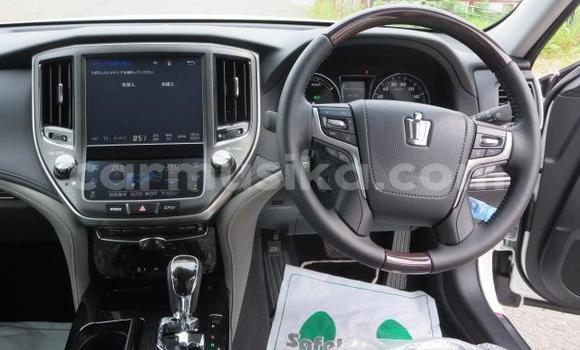 Buy Import Toyota Crown White Car in Beitbridge in Matabeleland South Buy Import Toyota Crown White Car in Beitbridge in Matabeleland South