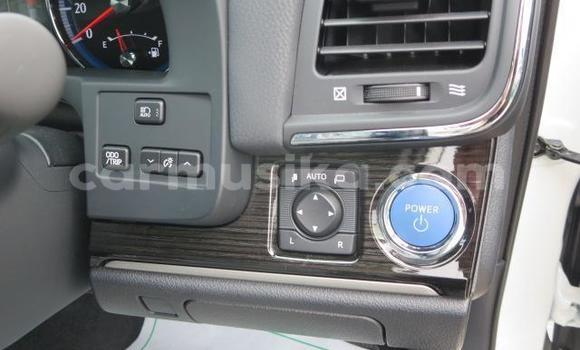 Buy Import Toyota Crown White Car in Beitbridge in Matabeleland South Buy Import Toyota Crown White Car in Beitbridge in Matabeleland South