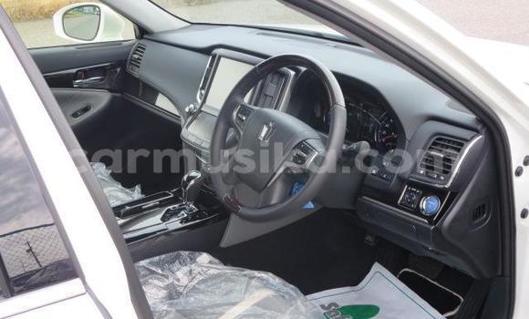 Buy Import Toyota Crown White Car in Beitbridge in Matabeleland South Buy Import Toyota Crown White Car in Beitbridge in Matabeleland South