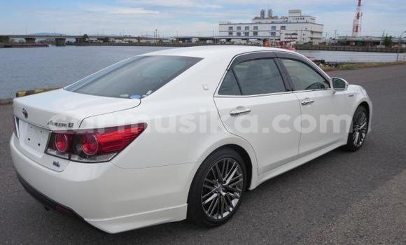 Buy Import Toyota Crown White Car in Beitbridge in Matabeleland South Buy Import Toyota Crown White Car in Beitbridge in Matabeleland South