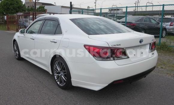 Buy Import Toyota Crown White Car in Beitbridge in Matabeleland South Buy Import Toyota Crown White Car in Beitbridge in Matabeleland South