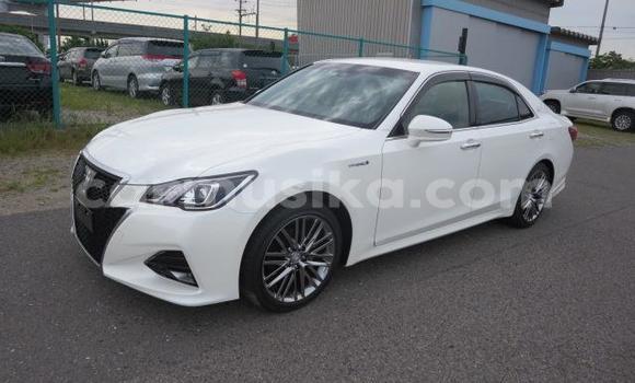 Buy Import Toyota Crown White Car in Beitbridge in Matabeleland South Buy Import Toyota Crown White Car in Beitbridge in Matabeleland South