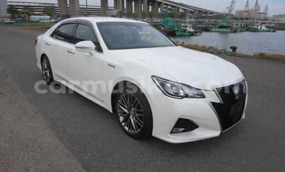 Buy Import Toyota Crown White Car in Beitbridge in Matabeleland South Buy Import Toyota Crown White Car in Beitbridge in Matabeleland South