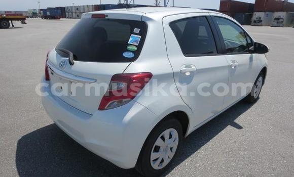 Acheter Import Voiture Toyota Vitz Blanc à Beitbridge, Matabeleland South Acheter Import Voiture Toyota Vitz Blanc à Beitbridge, Matabeleland South