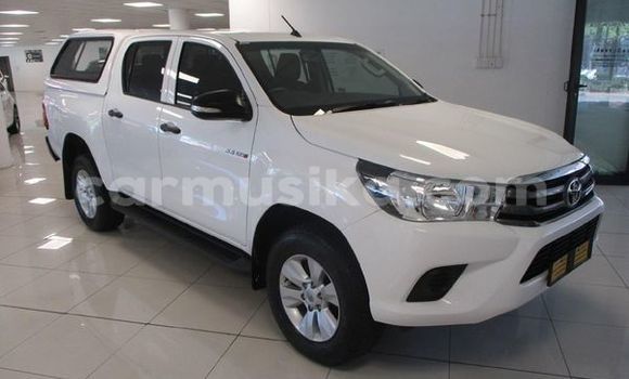 Buy Used Toyota Hilux White Car in Beitbridge in Matabeleland South