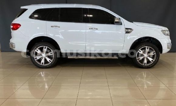 Acheter Occasion Voiture Ford Everest Blanc à Beitbridge, Matabeleland South Acheter Occasion Voiture Ford Everest Blanc à Beitbridge, Matabeleland South