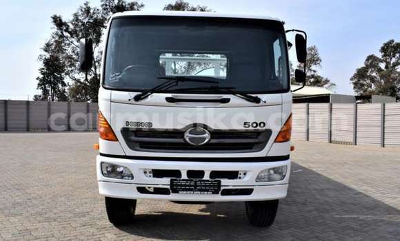Acheter Occasion Utilitaire Hino 300 Series Blanc à Beitbridge, Matabeleland South Acheter Occasion Utilitaire Hino 300 Series Blanc à Beitbridge, Matabeleland South