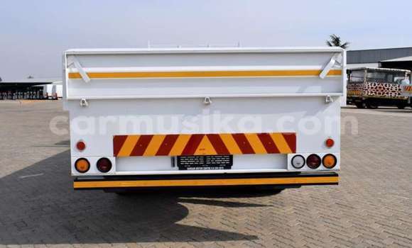Acheter Occasion Utilitaire Hino 300 Series Blanc à Beitbridge, Matabeleland South Acheter Occasion Utilitaire Hino 300 Series Blanc à Beitbridge, Matabeleland South
