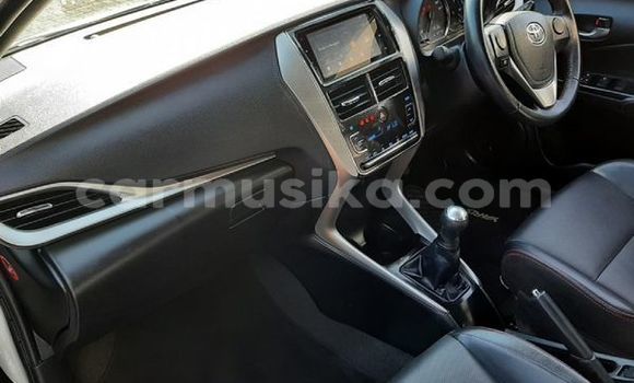 Acheter Occasion Voiture Toyota Yaris Gris à Beitbridge, Matabeleland South Acheter Occasion Voiture Toyota Yaris Gris à Beitbridge, Matabeleland South