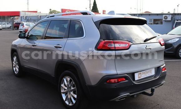 Nunua Ilio tumika Jeep Cherokee Fedha Gari ndani ya Beitbridge nchini Matabeleland Kusini Nunua Ilio tumika Jeep Cherokee Fedha Gari ndani ya Beitbridge nchini Matabeleland Kusini