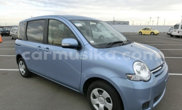 Buy Used Toyota Sienta Blue Car in Beitbridge in Matabeleland South