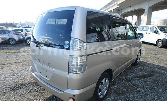 Acheter Occasion Voiture Toyota Voxy Beige à Beitbridge, Matabeleland South Acheter Occasion Voiture Toyota Voxy Beige à Beitbridge, Matabeleland South