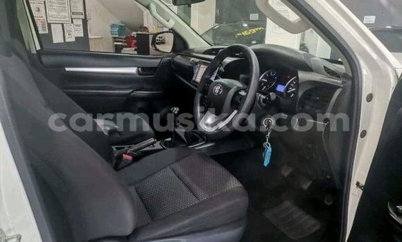 Buy Used Toyota Hilux White Car in Harare in Harare Buy Used Toyota Hilux White Car in Harare in Harare
