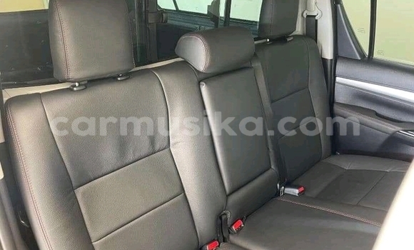 Buy Used Toyota Hilux White Car in Bulawayo in Bulawayo Buy Used Toyota Hilux White Car in Bulawayo in Bulawayo