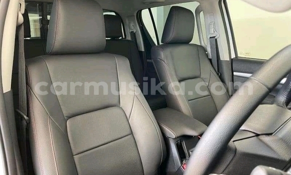Buy Used Toyota Hilux White Car in Bulawayo in Bulawayo Buy Used Toyota Hilux White Car in Bulawayo in Bulawayo