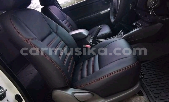 Buy Used Toyota Hilux White Car in Beitbridge in Matabeleland South Buy Used Toyota Hilux White Car in Beitbridge in Matabeleland South