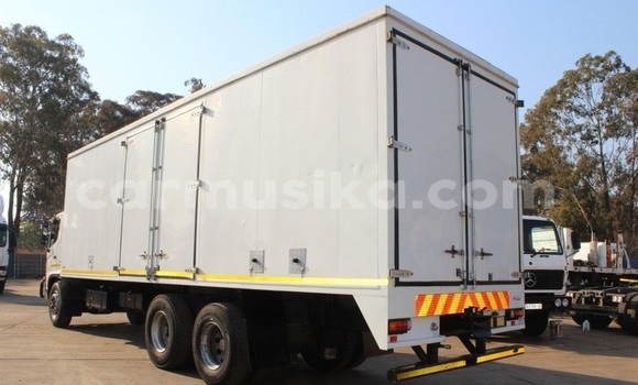 Acheter Occasion Utilitaire Hino 300 Series Blanc à Beitbridge, Matabeleland South Acheter Occasion Utilitaire Hino 300 Series Blanc à Beitbridge, Matabeleland South
