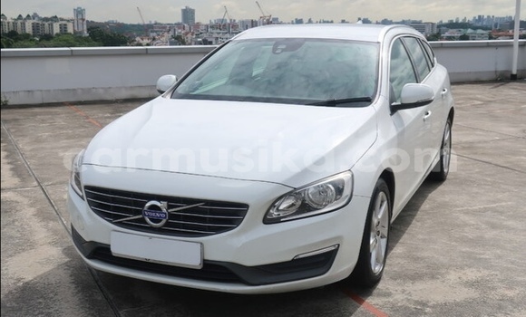 Buy Used Volvo V60 White Car in Beitbridge in Matabeleland South