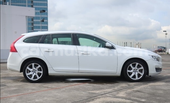 Acheter Occasion Voiture Volvo V60 Blanc à Beitbridge, Matabeleland South Acheter Occasion Voiture Volvo V60 Blanc à Beitbridge, Matabeleland South