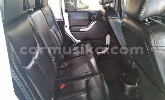 Nunua Ilio tumika Jeep Wrangler Nyeupe Gari ndani ya Beitbridge nchini Matabeleland Kusini Nunua Ilio tumika Jeep Wrangler Nyeupe Gari ndani ya Beitbridge nchini Matabeleland Kusini