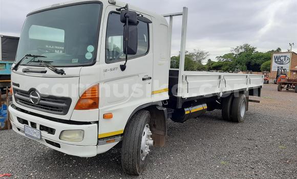 Nunua Ilio tumika Hino 300 Series Nyeupe Lori ndani ya Beitbridge nchini Matabeleland Kusini