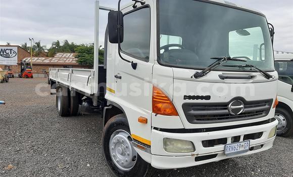 Buy Used Hino 300 Series White Truck in Beitbridge in Matabeleland South Buy Used Hino 300 Series White Truck in Beitbridge in Matabeleland South