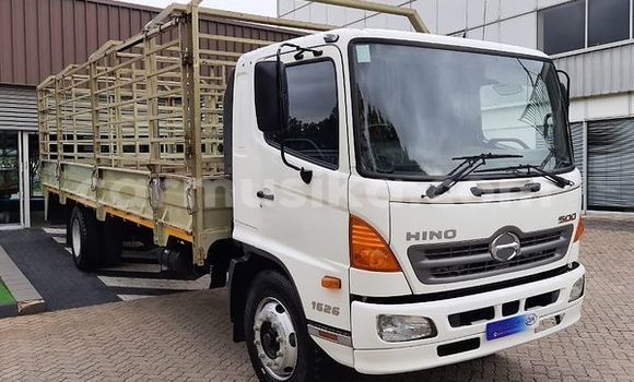Buy Used Hino 300 Series White Truck in Beitbridge in Matabeleland South