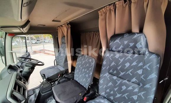 Nunua Ilio tumika Hino 300 Series Nyeupe Lori ndani ya Beitbridge nchini Matabeleland Kusini Nunua Ilio tumika Hino 300 Series Nyeupe Lori ndani ya Beitbridge nchini Matabeleland Kusini