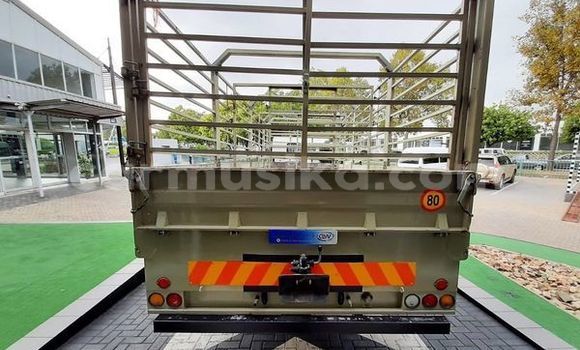 Nunua Ilio tumika Hino 300 Series Nyeupe Lori ndani ya Beitbridge nchini Matabeleland Kusini Nunua Ilio tumika Hino 300 Series Nyeupe Lori ndani ya Beitbridge nchini Matabeleland Kusini