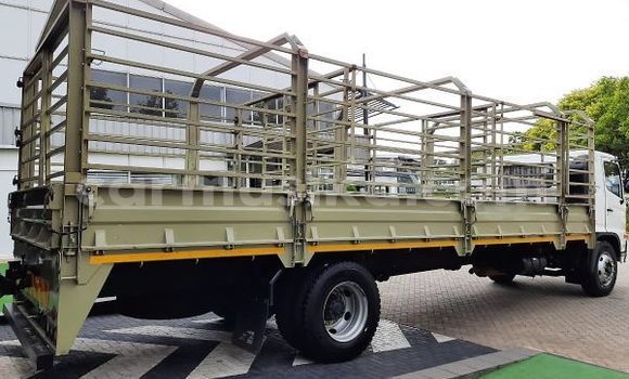 Nunua Ilio tumika Hino 300 Series Nyeupe Lori ndani ya Beitbridge nchini Matabeleland Kusini Nunua Ilio tumika Hino 300 Series Nyeupe Lori ndani ya Beitbridge nchini Matabeleland Kusini