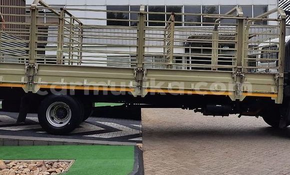 Nunua Ilio tumika Hino 300 Series Nyeupe Lori ndani ya Beitbridge nchini Matabeleland Kusini Nunua Ilio tumika Hino 300 Series Nyeupe Lori ndani ya Beitbridge nchini Matabeleland Kusini