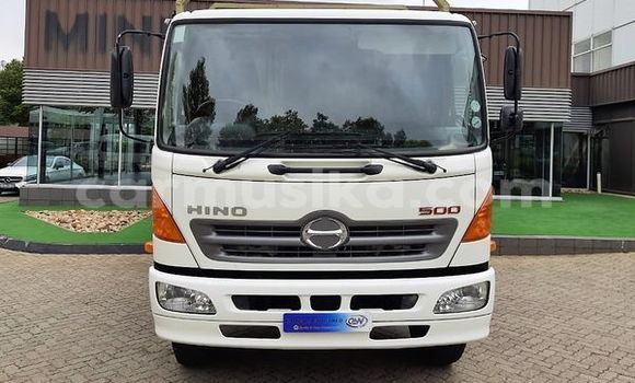 Nunua Ilio tumika Hino 300 Series Nyeupe Lori ndani ya Beitbridge nchini Matabeleland Kusini Nunua Ilio tumika Hino 300 Series Nyeupe Lori ndani ya Beitbridge nchini Matabeleland Kusini