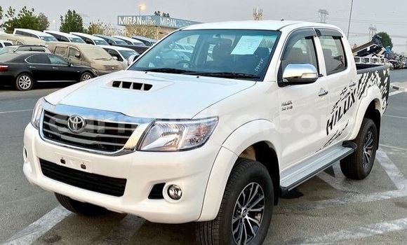 Buy Used Toyota Hiluxe Revo White Car in Beitbridge in Matabeleland South Buy Used Toyota Hiluxe Revo White Car in Beitbridge in Matabeleland South