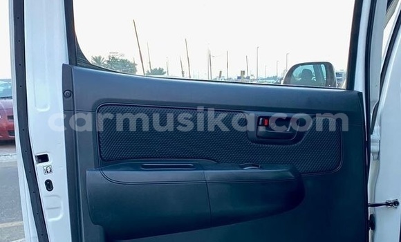 Acheter Occasion Voiture Toyota Hiluxe Revo Blanc à Beitbridge, Matabeleland South Acheter Occasion Voiture Toyota Hiluxe Revo Blanc à Beitbridge, Matabeleland South