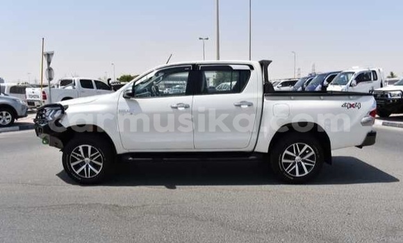 Buy Used Toyota Hilux White Car in Beitbridge in Matabeleland South Buy Used Toyota Hilux White Car in Beitbridge in Matabeleland South