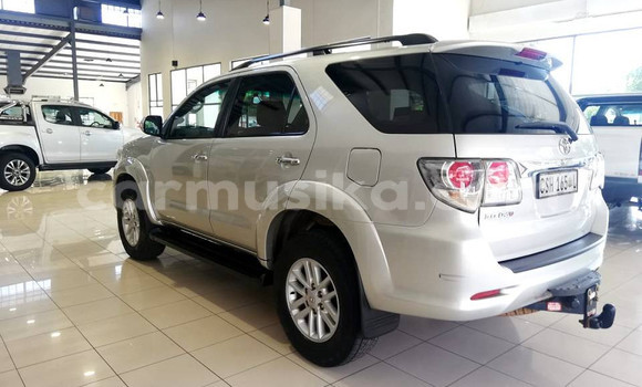 Nunua Ilio tumika Toyota Fortuner Fedha Gari ndani ya Beitbridge nchini Matabeleland Kusini Nunua Ilio tumika Toyota Fortuner Fedha Gari ndani ya Beitbridge nchini Matabeleland Kusini