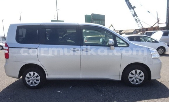 Nunua Ilio tumika Toyota Noah Fedha Gari ndani ya Beitbridge nchini Matabeleland Kusini Nunua Ilio tumika Toyota Noah Fedha Gari ndani ya Beitbridge nchini Matabeleland Kusini