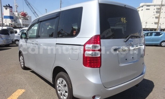 Nunua Ilio tumika Toyota Noah Fedha Gari ndani ya Beitbridge nchini Matabeleland Kusini Nunua Ilio tumika Toyota Noah Fedha Gari ndani ya Beitbridge nchini Matabeleland Kusini