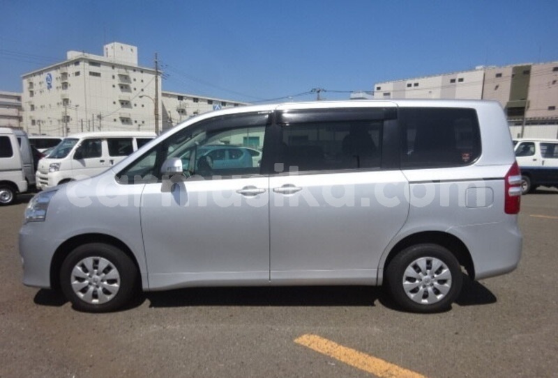 Big with watermark toyota noah matabeleland south beitbridge 26249