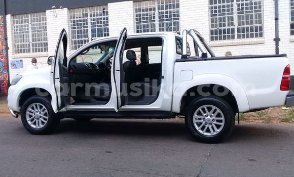 Buy Used Toyota Hilux White Car in Beitbridge in Matabeleland South Buy Used Toyota Hilux White Car in Beitbridge in Matabeleland South