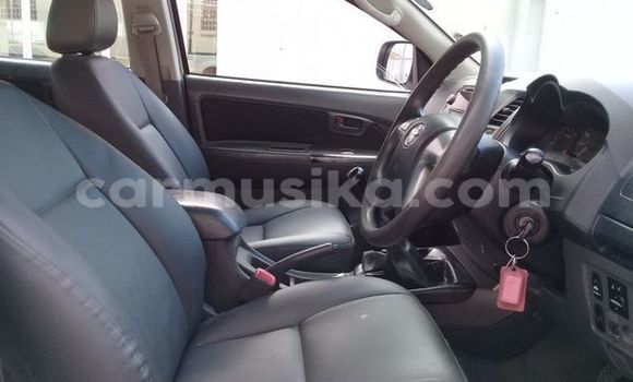 Buy Used Toyota Hilux White Car in Beitbridge in Matabeleland South Buy Used Toyota Hilux White Car in Beitbridge in Matabeleland South