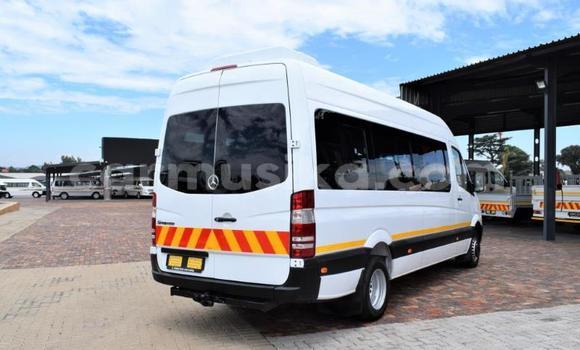 Tenga Tsaru Mercedes‒Benz Sprinter Chena Rori in Beitbridge in Matabeleland South Tenga Tsaru Mercedes‒Benz Sprinter Chena Rori in Beitbridge in Matabeleland South