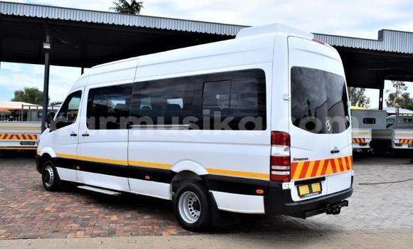 Tenga Tsaru Mercedes‒Benz Sprinter Chena Rori in Beitbridge in Matabeleland South Tenga Tsaru Mercedes‒Benz Sprinter Chena Rori in Beitbridge in Matabeleland South